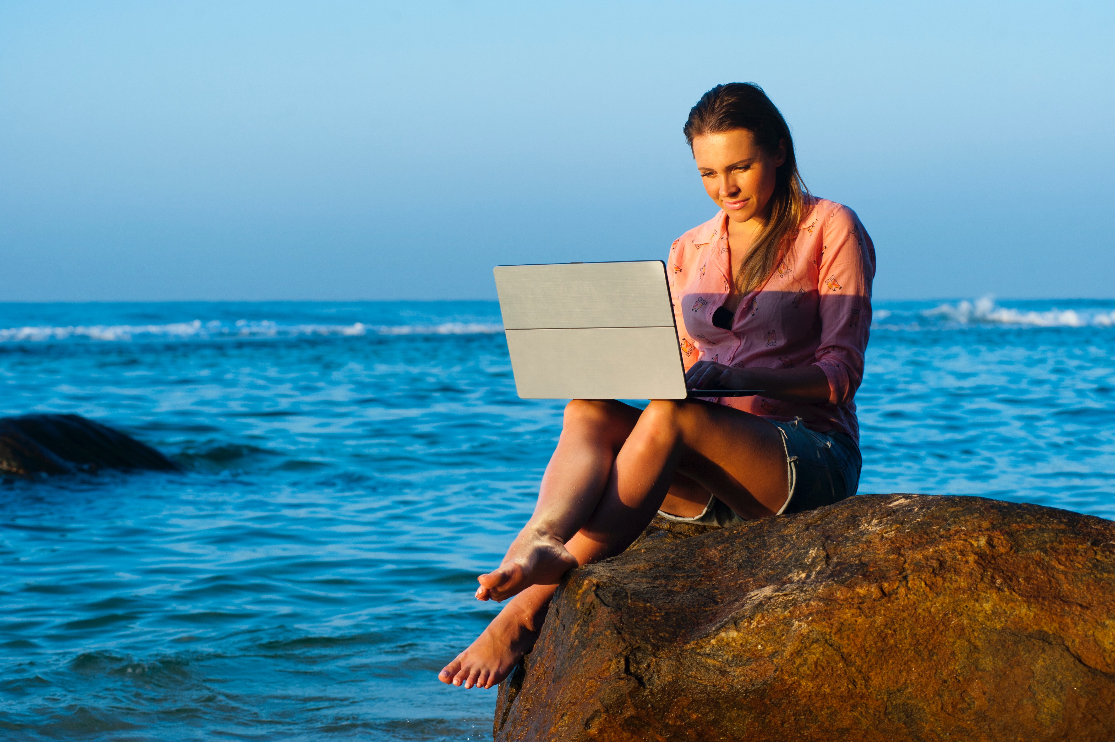 Удаленная работа руководителя. Человек с ноутбуком на море. Женщина с ноутбуком на природе. Девушка с ноутбуком на море. Девушка с ноутбуком на берегу моря.
